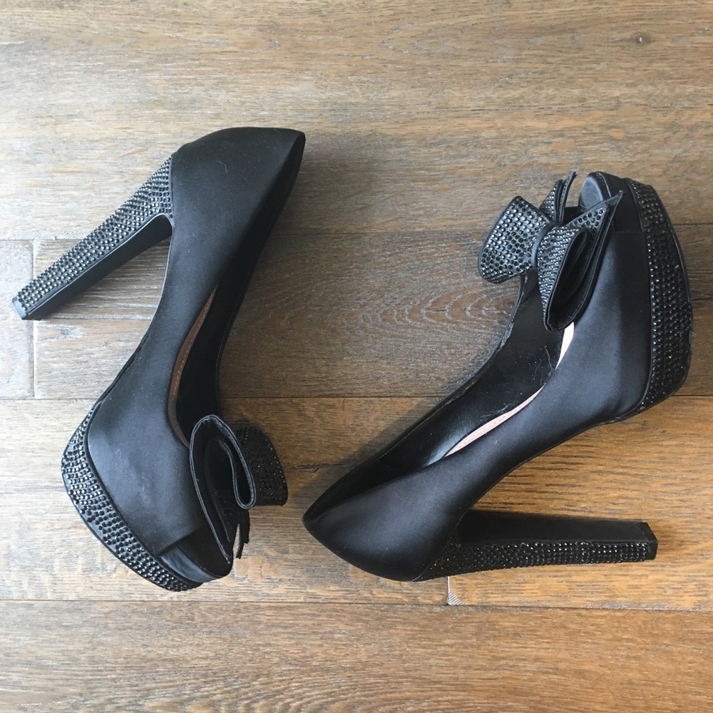 Vince Camuto black bowtie adorable heels